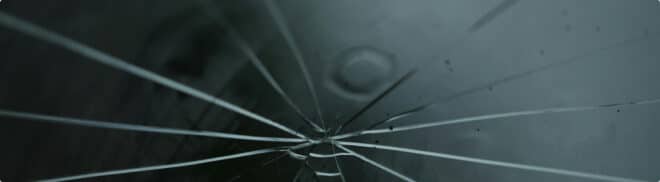 Pare-brise fissuré : Que faire ? Quel impact pour l&rsquo;assurance ?