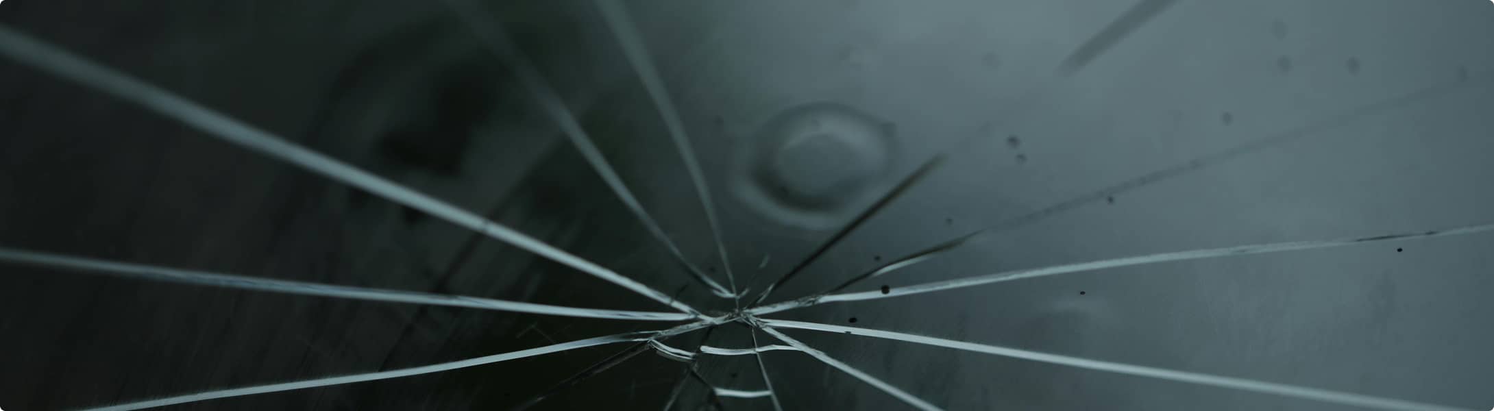 Pare-brise fissuré : Que faire ? Quel impact pour l&rsquo;assurance ?